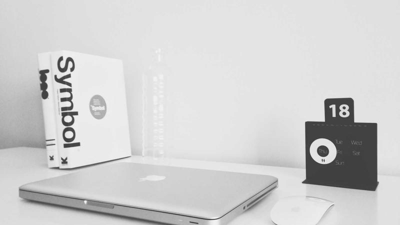 众多体育赛事图标环绕在大屏幕直播画面周围的创意图片